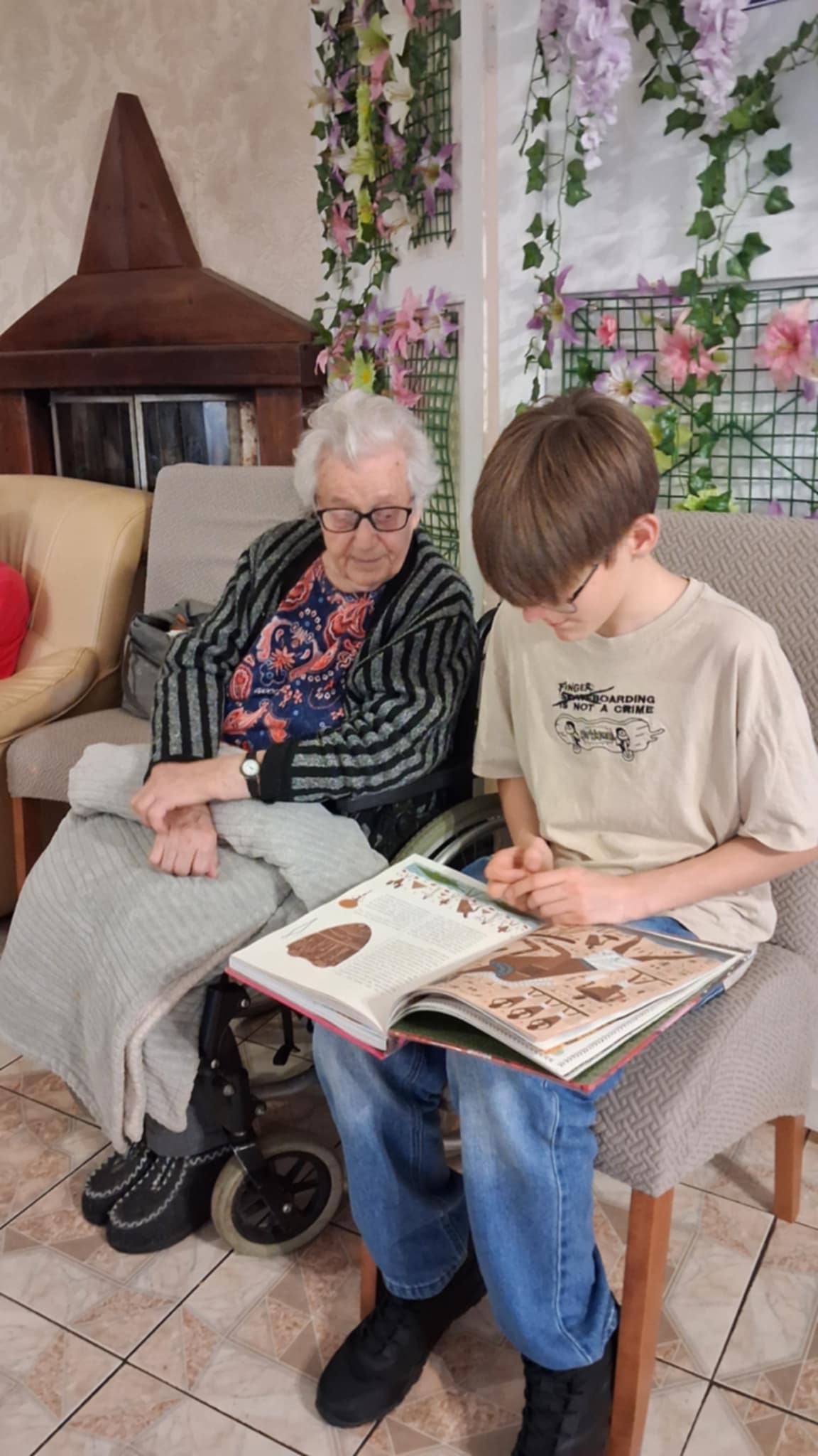 Wyjazd klasy 7 do Domu Seniora – piękna lekcja serca i wrażliwości